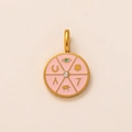 Détail macro du pendentif porte-bonheur doré 18K avec émail rose et pierre bleue centrale - Style Disque Symbole de Chance (Pendentif Seul (Sans Chaîne))