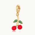 Détail du pendentif cerise rouge doré avec feuilles en émail et fermoir mousqueton - Cerise