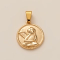 Vue détaillée d'un pendentif circulaire doré avec un ange en relief sur fond beige - Étiquette Ronde