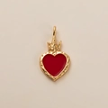 Détail d'un pendentif cœur avec centre en émail rouge et bélière couronne dorée - Pendentif cœur