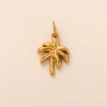 Détail du pendentif palmier plaqué or 18 carats avec un design tropical très texturé - Palmier / Or