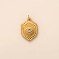 Detail van de 18K vergulde evil eye hanger met zirkonia steen en zonnestraal textuur - Boze Oog Schild Hanger / Goud