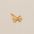 Pendentif pâtes farfalle en or poli avec finition miroir sur un fond crème élégant - Motif Papillon
