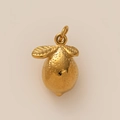 Détail d'un pendentif citron plaqué or avec texture de peau et petites feuilles en métal - Citron