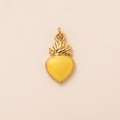 Macro-opname van vergulde Sacred Heart hanger met geel emaille en kroonvormig detail - Geel Vlam Hart Hanger
