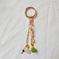 Détail d'un porte-clés doré 18K avec coupe de vin, nuage et boule de perles vertes - Verre à Vin Nuage Perle Verte