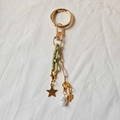 Détail d'un porte-clés doré 18K avec chaîne verte, étoile et perle d'imitation - Étoile Cactus Perle Artificielle