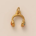 Vue détaillée d'un pendentif casque doré avec des points en émail coloré et crochet - Casque doré