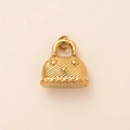 Détail du pendentif sac à main plaqué or 18K avec texture sergé et accents de cœur - Pendentif Forme Sac
