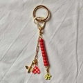 Détail du porte-clés plaqué or 18 carats avec perles rouges, abeille et pendentif cœur - Abeille Fleur Cœur à Carreaux