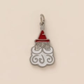 Détail du pendentif Père Noël avec bonnet en émail rouge et breloque barbe blanche - Père Noël / Acier