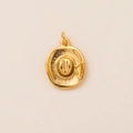 Vue macro détaillée d'un pendentif chapeau de cowboy en acier inoxydable doré 18K - Pendentif Style Chapeau de Cowboy