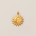 Detail eines 18K vergoldeten Sonne-Mond-Anhängers mit geprägtem, mystischem Design - Sonne und Mond Anhänger (14) / 20mm / Gold
