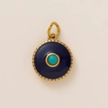 Detail eines vergoldeten Vintage-Anhängers mit blauem Emaille und Türkis-Edelstein - Blaue Perle Runder Anhänger
