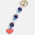 Détail du porte-clés perlé coloré avec sphères bleues et pendentif cœur rouge sur anneau - Cœur Rouge
