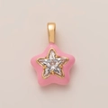 Dettaglio macro del ciondolo a forma di stella con smalto rosa e cristallo di zircone lucido - Ciondolo fiore rosa