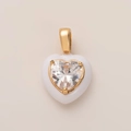 Dettaglio del ciondolo a cuore con zircone, bordo in ceramica bianca e placcatura in oro 18K - Ciondolo Cuore Bianco