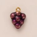 Gros plan d'un pendentif raisin violet avec un anneau de suspension plaqué or 18K - Raisins