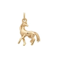 Vista de detalle del colgante de caballo en acero inoxidable chapado en oro 18k de carrera - Colgante de Corcel