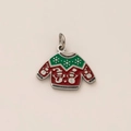 Détail d'un pendentif pull de Noël avec des motifs de flocons de neige en émail coloré - Pull de Noël / Acier