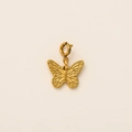 Primer plano detallado del colgante de mariposa chapado en oro 18k con alas grabadas - Colgante De Mariposa
