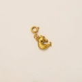 Detalle macro del colgante de cabeza de caballo chapado en oro 18k y acabado pulido - Colgante de Cabeza de Caballo