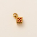 Macro del ciondolo a dado placcato oro 18K con puntini in smalto rosso e anellino - Dado 4.5mm