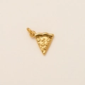 Vue macro d'un pendentif pizza en plaqué or 18 carats avec des textures détaillées - Pizza / Or