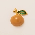 Detailansicht eines Anhängers in Persimone-Form mit orangefarbenem Stein und Gold - Orange