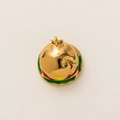 Détail d'un pendentif burger plaqué or 18 carats avec émail rouge, jaune et vert - Hamburger / Or
