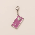 Détail d'un pendentif rectangulaire rose pailleté avec motif triangle en cristal et fermoir - Style Plaque Carrée Billard Pailleté Argent / Violet argenté