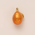Vue détaillée du pendentif fraise plaqué or 18 carats avec une finition métallique - Pamplemousse