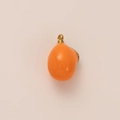 Détail du pendentif fraise en émail orange brillant avec boucle plaquée or 18 carats - Orange