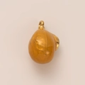 Détail du pendentif fraise plaqué or 18K avec une texture en métal fondu organique - Orange