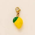 Dettaglio di un ciondolo a limone in smalto con foglie verdi e chiusura a moschettone - Ciondolo al Limone