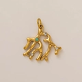 Detailaufnahme des 18K Gold Korallenzweig-Anhängers mit grünem Stein und Zirkon - Korallenanhänger