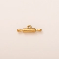Detalle macro del colgante con forma de rodillo de cocina con baño de oro de 18 quilates - Colgante de Rodillo