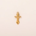 Vue détaillée d'un pendentif épée plaqué or 18K avec poignée en spirale et anneau - Pendentif Épée