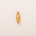 Vue détaillée d'un pendentif en forme de navette plaqué or 18K avec une finition mate - Pendentif balle