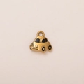 Détail d'un pendentif voiture plaqué or 18K avec des accents en émail noir fin - Pendentif Voiture