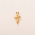 Detalle del colgante de cruz en acero inoxidable bañado en oro 18K con punto en relieve - Colgante de Doble Cruz