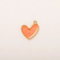 Colgante de corazón naranja con borde de metal dorado y diseño de ondas texturizadas - Colgante de Corazón Naranja