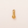 Detalle macro de un colgante en forma de frasco chapado en oro de 18K con acabado pulido - Colgante de Martillo