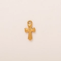 Detalle macro del colgante de cruz con chapado en oro de 18K y acabado mate suave - Colgante de Cruz de Hoja