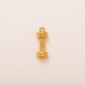 Detalle de colgante de mancuerna chapado en oro 18K con textura para joyería de bricolaje - Colgante de Mancuerna