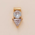 Elegante gouden geometrische hart hanger met heldere zirkoonstenen op roze achtergrond - Driehoek