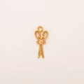 Detalle del colgante de tijera de acero inoxidable chapado en oro 18K con mangos decorados - Colgante de Tijeras