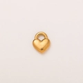 Detalle de un colgante de corazón chapado en oro 18K con un acabado mate y textura esmerilado y mate - Colgante de corazón