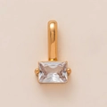 Detail van zirkonia-hanger met smaragd geslepen steen en gepolijste gouden metalen ring - Vierkante Zirkonia