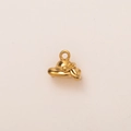 Vista macro de un colgante de sombrero bañado en oro 18K para creación de joyas - Colgante de Sombrero con Lazo